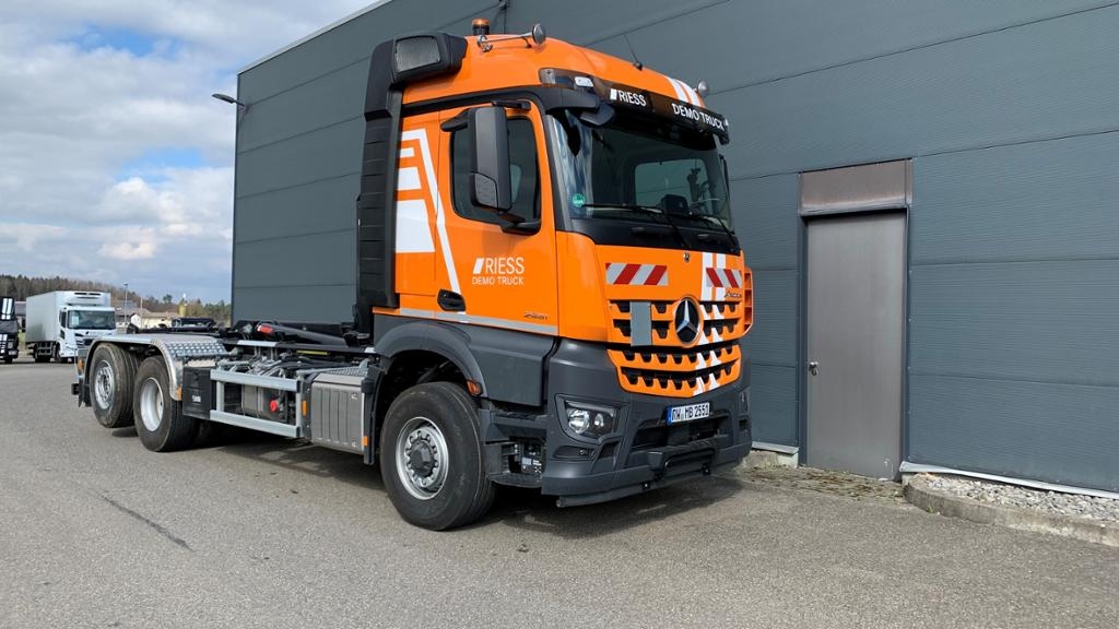 Mercedes-Benz 2551 L Abrollkipper mit HAD, gelenkter liftbarer NLA und Hiab Abrollkipper Ultima 21 S
