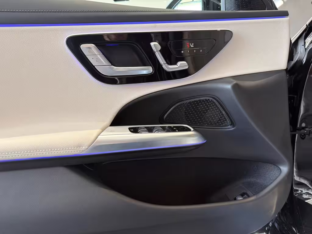 Mercedes-Benz E 220 d T 4M AMG+PANO+DISTRONIC+DIGI LIGHT+KEYL+ E 220 - Bild 3