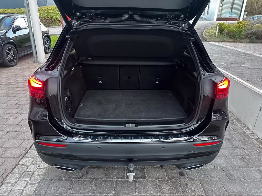 Mercedes-Benz GLA 200 AMG Sport Night Distr Pano AHK Ambi 19 - Bild 4