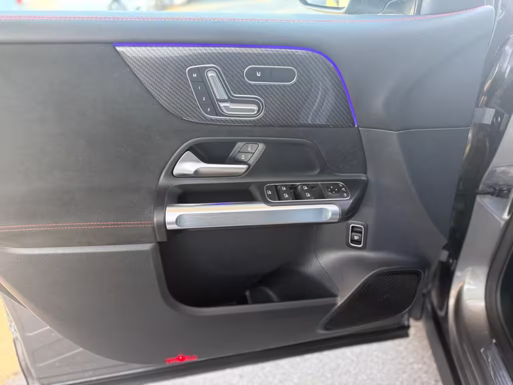 Mercedes-Benz GLB 220 4MATIC AMG PANO AHK MEMO AMBI KEYL KAM - Bild 4