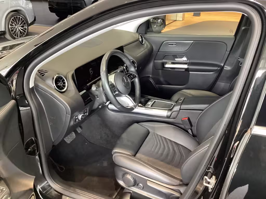 Mercedes-Benz GLA 200 PROGRESSIVE AHK DISTRONIC NAVI LED WINTE - Bild 6