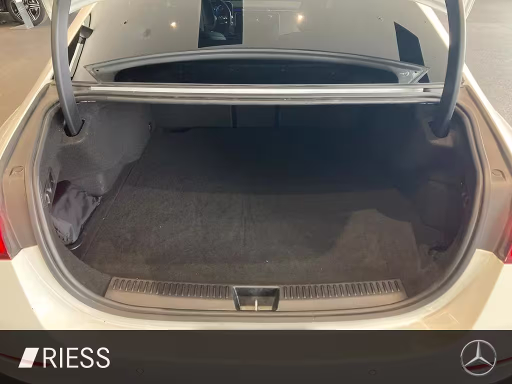 Mercedes-Benz E 300 e  AMG SPORT DISTR NAVI LED PANO W-PAKET E 300 - Bild 19