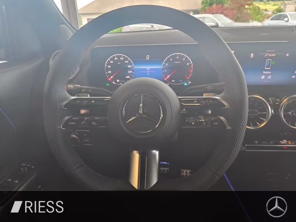 Mercedes-Benz GLA 200 AMG+AHK+HANDS-FREE+MULTIBEAM+19+360+UVM GLA 200 - Bild 13