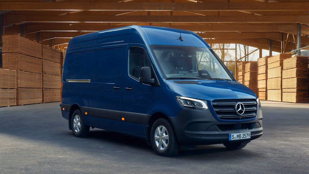 eSprinter in Raum mit Holzpalletten