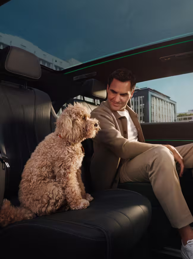 Mercedes Benz VLE 2026 - Mann sitzt auf Rückbank mit Hund