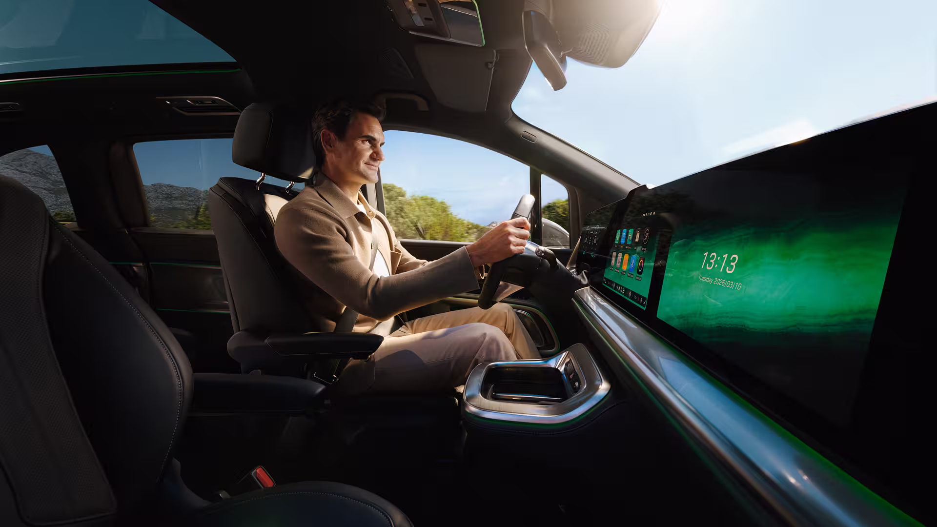 Mercedes Benz VLE 2026 - Mann sitzt im Fahrzeug schaut aus der Windschutzscheibe, Display zu sehen