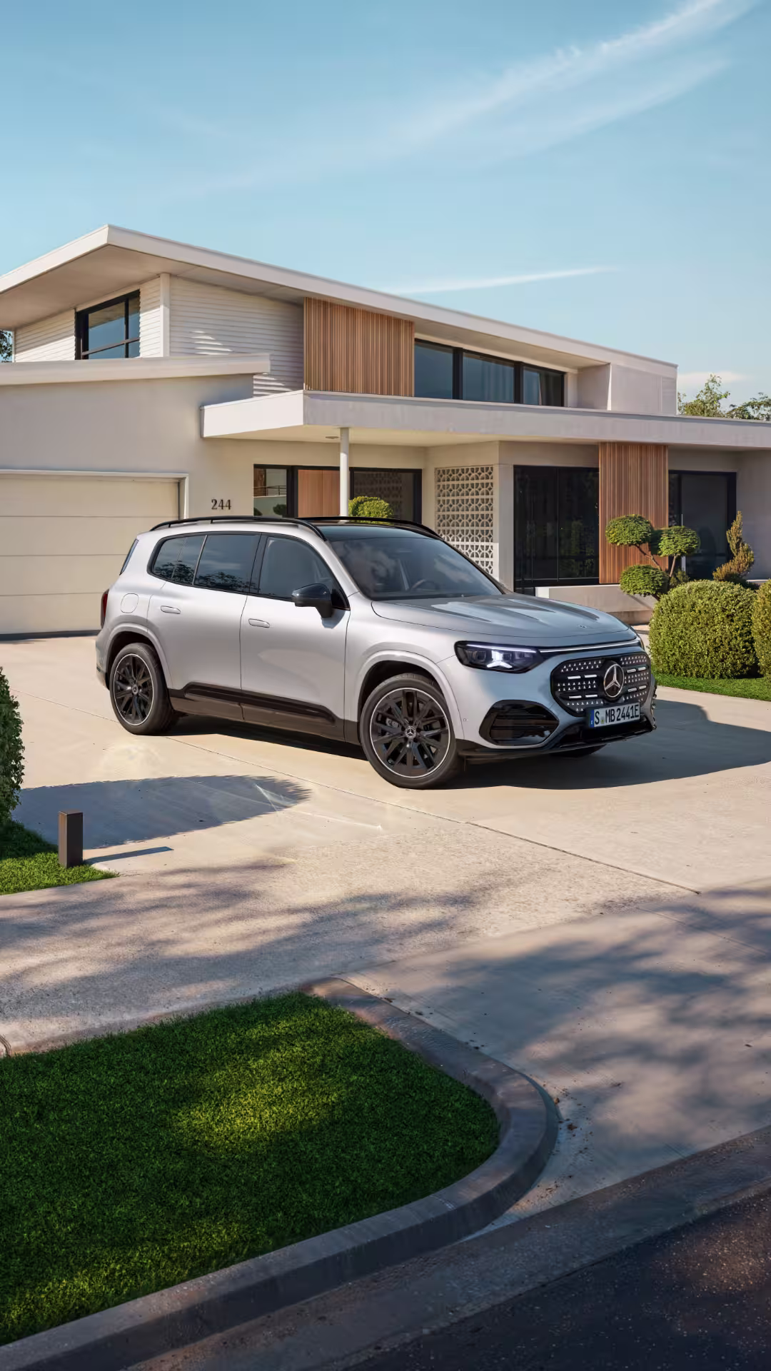 Mercedes-Benz GLB vor Haus-Einfahrt